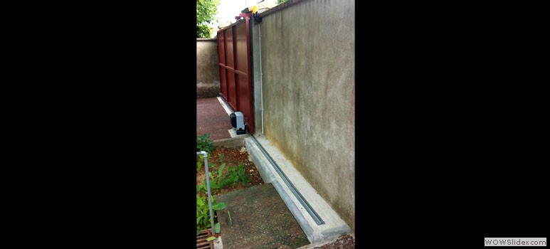Automatisme pour portail coulissant et chape en ciment pour le rail